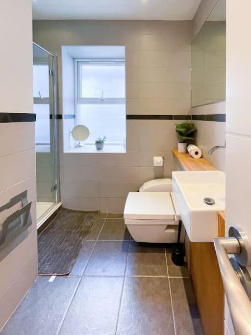 Edge14- Spacious, Stylish And Near The Beach! New Quay Esterno foto
