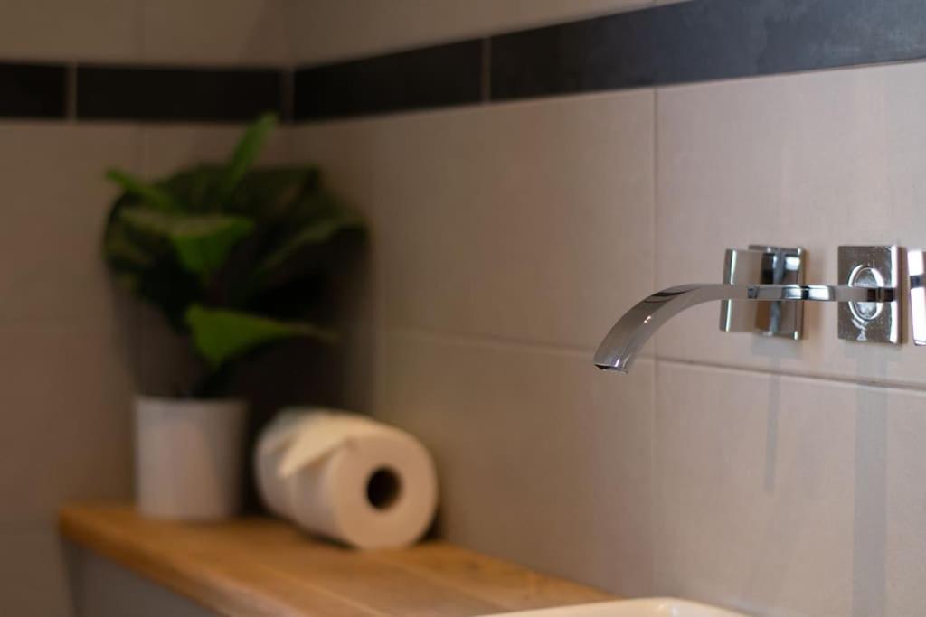 Edge14- Spacious, Stylish And Near The Beach! New Quay Esterno foto