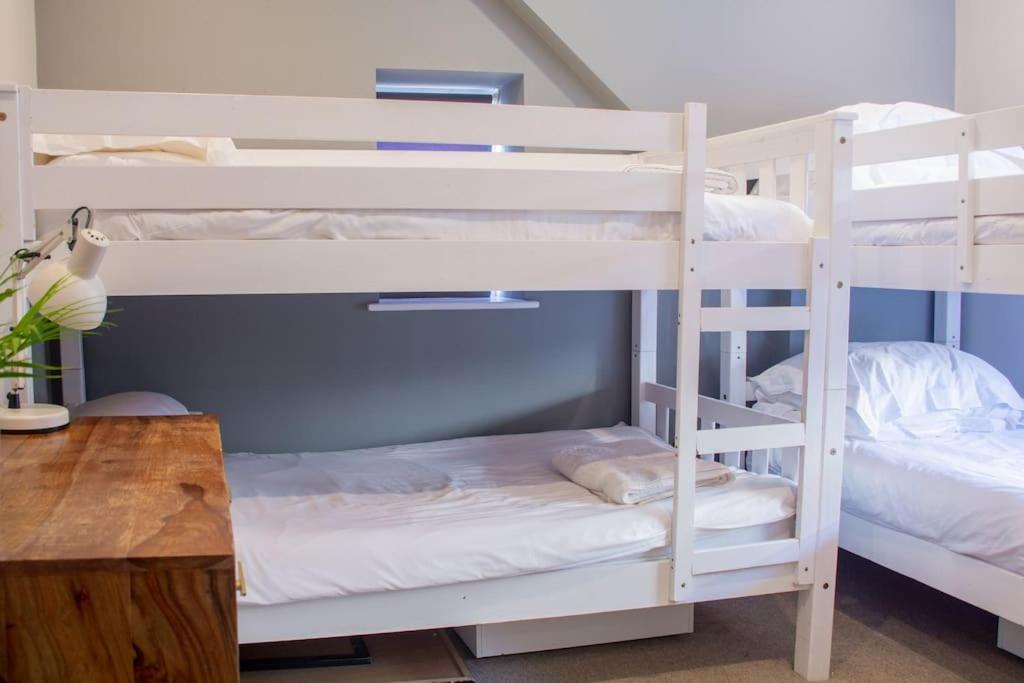 Edge14- Spacious, Stylish And Near The Beach! New Quay Esterno foto