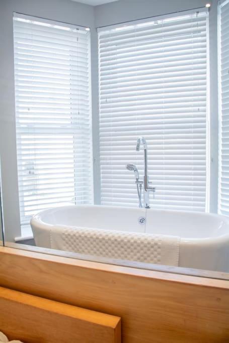 Edge14- Spacious, Stylish And Near The Beach! New Quay Esterno foto