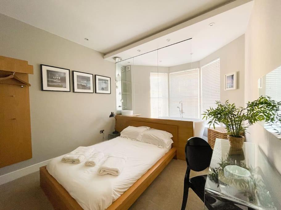 Edge14- Spacious, Stylish And Near The Beach! New Quay Esterno foto