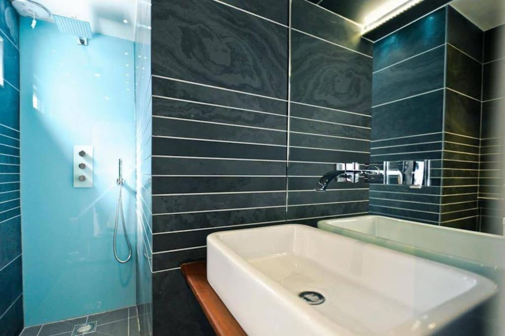 Edge14- Spacious, Stylish And Near The Beach! New Quay Esterno foto