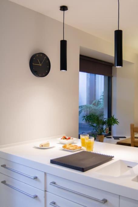 Edge14- Spacious, Stylish And Near The Beach! New Quay Esterno foto